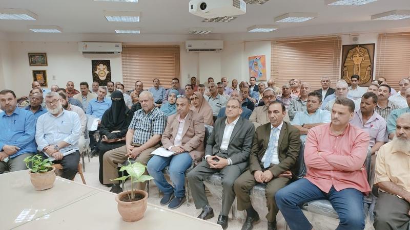خلال الاجتماع