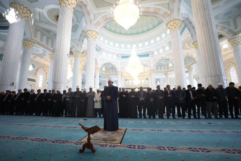 شيخ الأزهر يؤم الوفود الإسلامية
