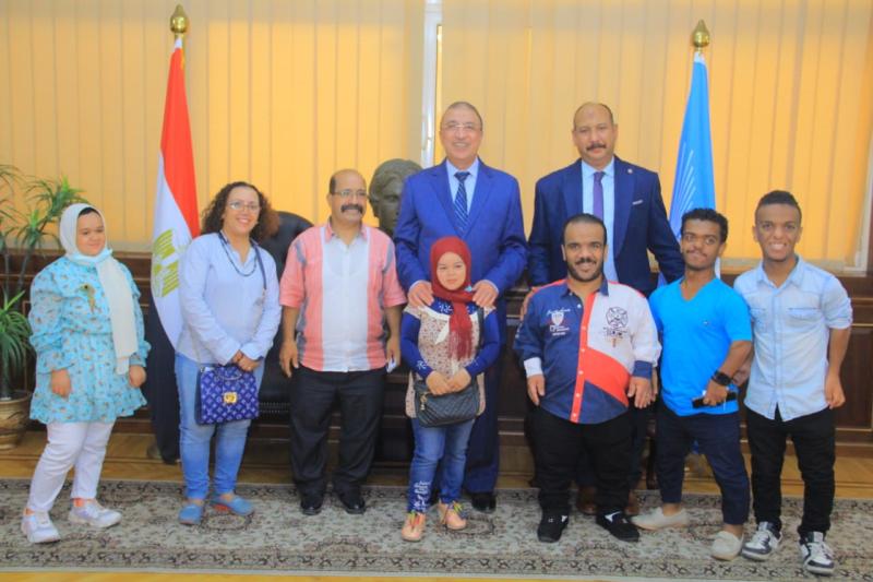 لقاء محافظ إسكندرية مع الاقزام 