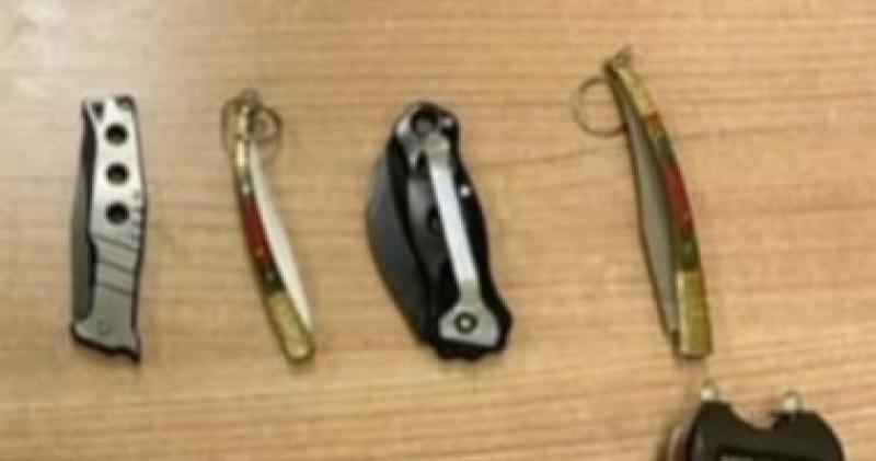 جمارك مطار القاهرة تضبط محاولتى تهريب أسلحة بيضاء وكبسولات مخدرة