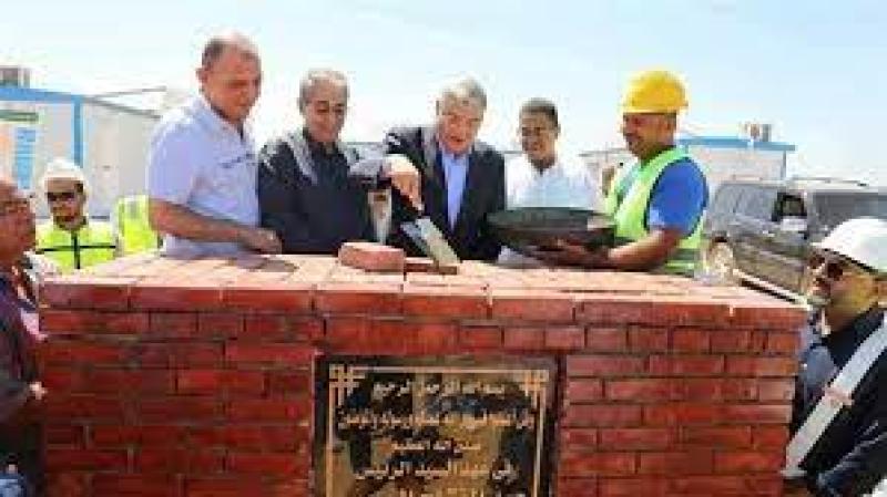 محافظ المنيا يضع حجر أساس محطة معالجة الصرف الصحي الثلاثية ببني مزار