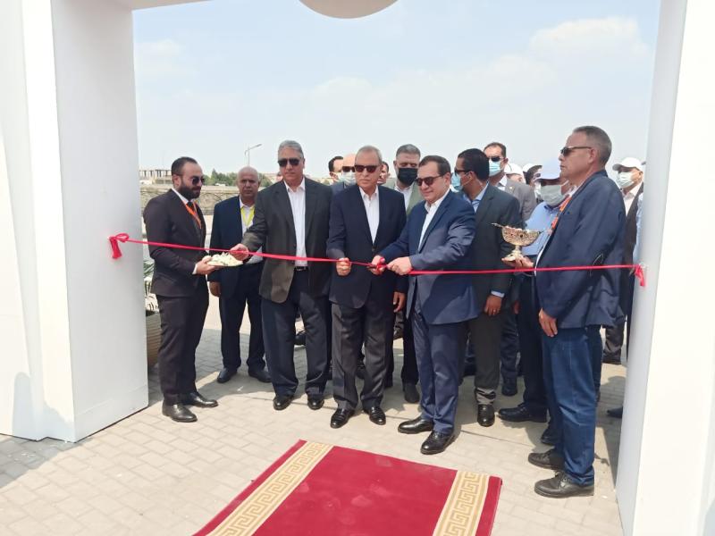 وزير البترول يجري جولة تفقدية بمنطقة مسطرد البترولية