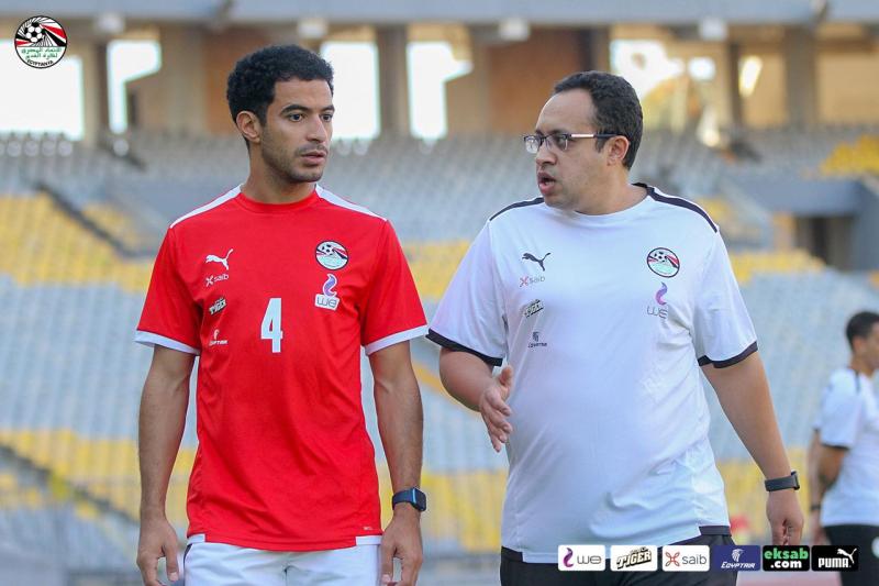 عمر جابر مع طبيب المنتخب محمد أبو العلا
