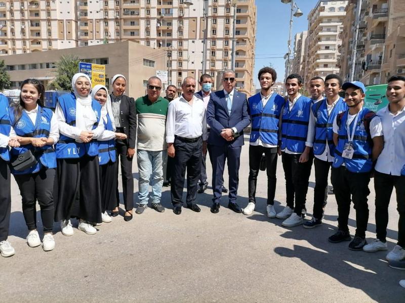 محافظ الفيوم يشارك الشباب غرس إحدى الشجيرات وانطلاق كرفان التوعية البيئية