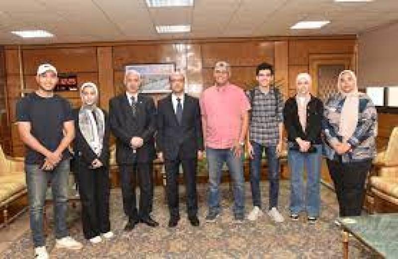 رئيس جامعة أسيوط يستقبل طلاب الجامعة الفائزين بالمركز الأول في منتدى دراجون