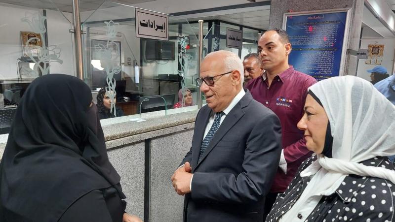 محافظ بورسعيد يتابع سير العمل بالمركز التكنولوجي لخدمة المواطنين بديوان حي الضواحي