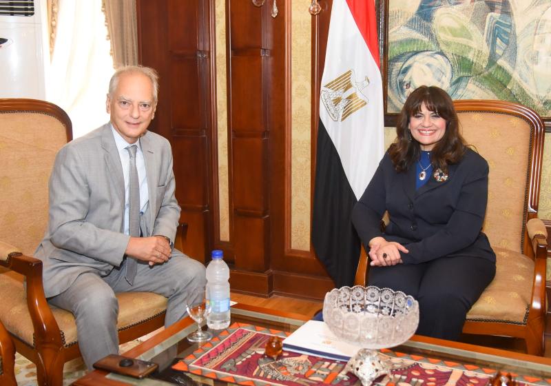 لقاء وزيرة الهجرة وسفير اليونان 