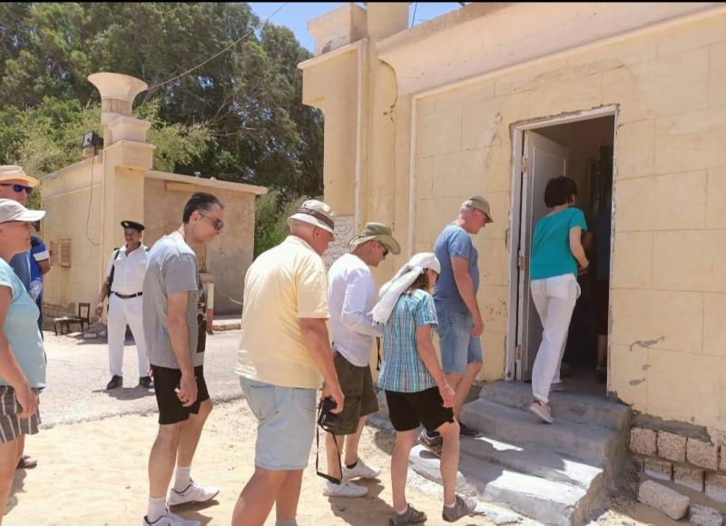 وفد إنجليزى يزور المناطق الأثرية والمعالم السياحية بالمنيا