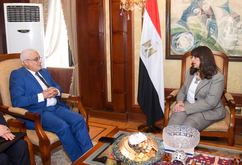 وزيرة الهجرة و رئيس هيئة التأمين الاجتماعي