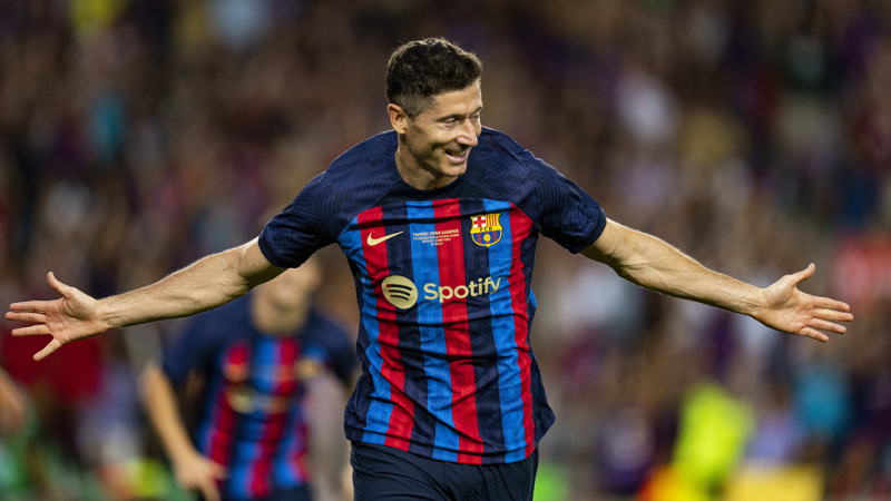 روبيرت ليفاندوفسكي مهاجم برشلونة