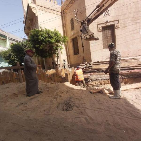 بدء مد خط الصرف الصحى بطواحين اكراش شرقية 