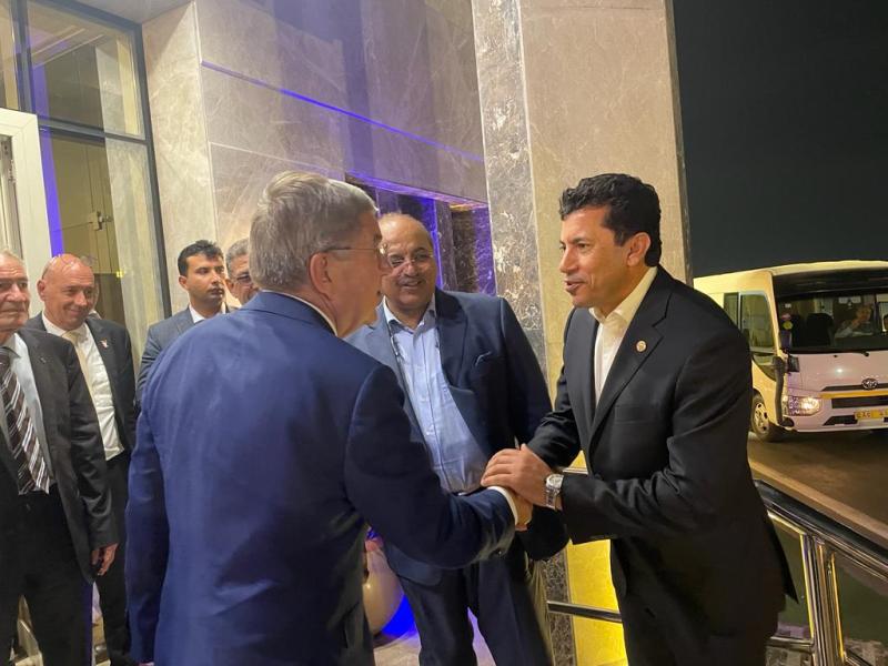 وزير الرياضة يُودع رئيس اللجنة الأولمبية الدولية