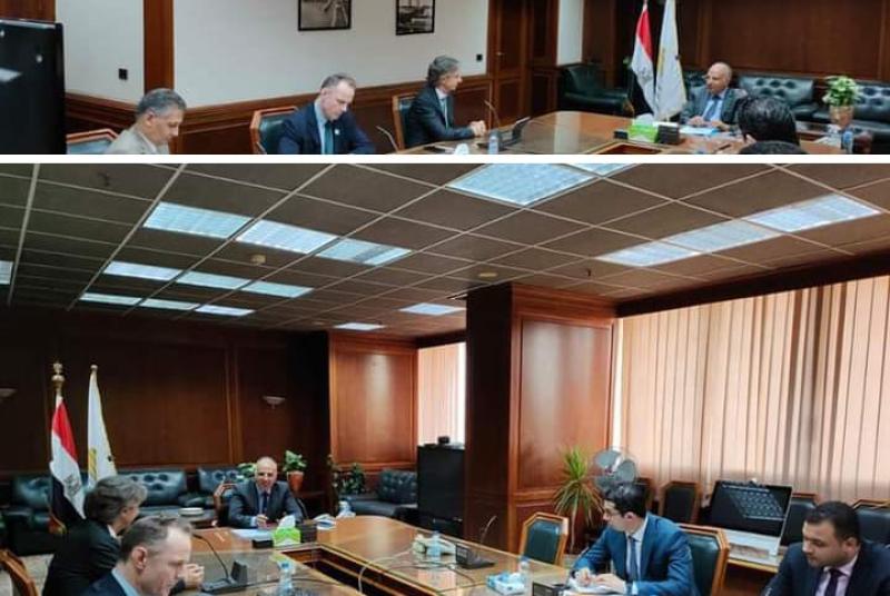 خلال الاجتماع