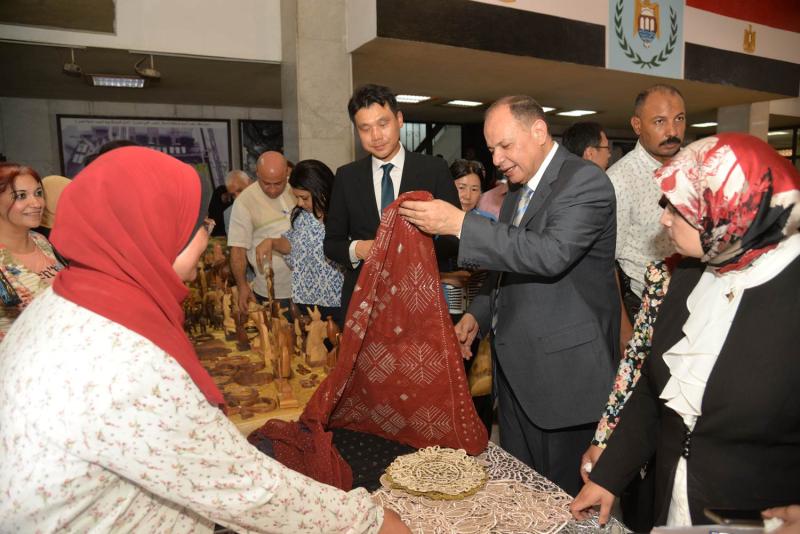 محافظ أسيوط يستقبل سفير كوريا الجنوبية ويتفقد معرض الأسر المنتجة والمشغولات اليدوية والتراثية  