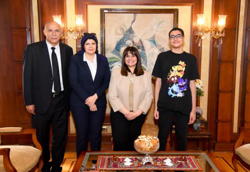 وزيرة الهجرة تستقبل الفائز ببطولة العالم في إحدى الألعاب الإلكترونية