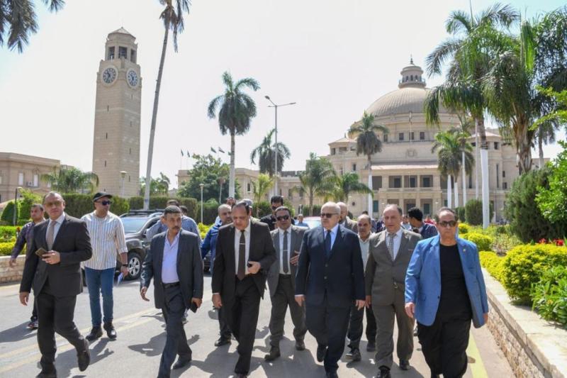 رئيس جامعة القاهرة يتفقد الحرم الجامعى