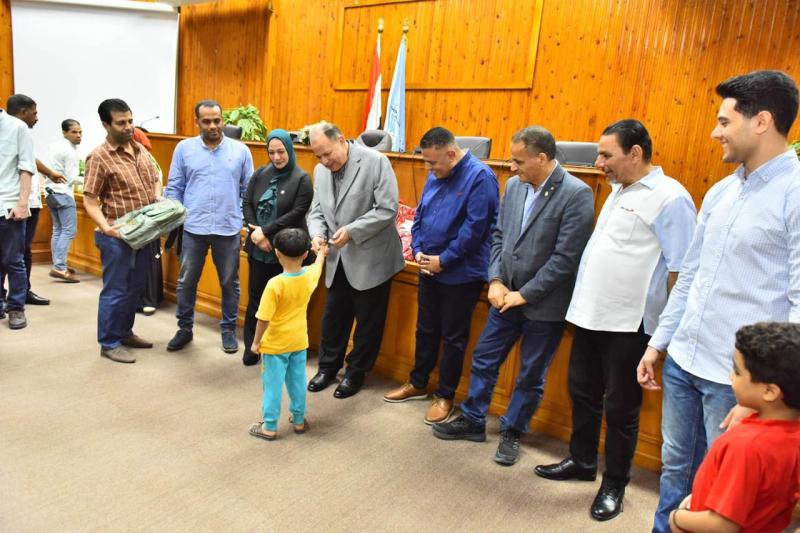 محافظ أسيوط يشهد احتفالية حزب حماة الوطن لتوزيع الحقائب والأدوات المدرسية 