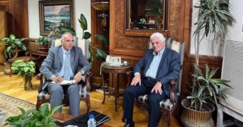 ‫ وزير الرى يلتقى رئيس مركز بحوث الصحراء الأسبق
