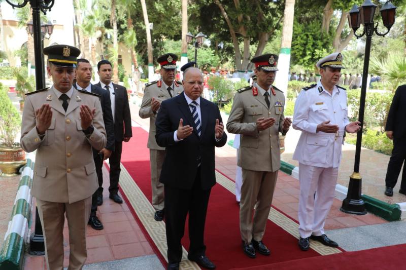 محافظ القاهرة يضع اكليلا من الزهور على مقابر شهداء المنطقة العسكرية بالخير 