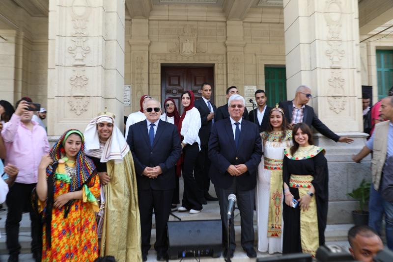 وزير التعليم العالى ورئيس جامعة القاهرة يشهدان تحية العلم