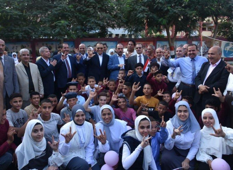 محافظ الشرقية  يتابع النشاط الرياضى بالمدارس 