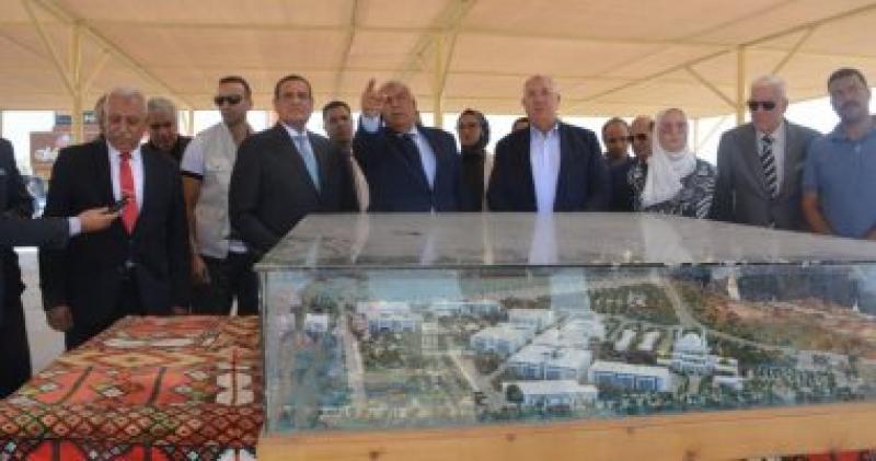 وزيرا التنمية المحلية والزراعة خلال الجولة
