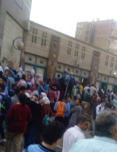 زحام الركاب أمام محطة المترو