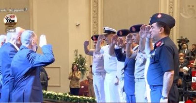 الرئيس السيسى يؤدى التحية العسكرية لأبطال معركة أبو عطوة