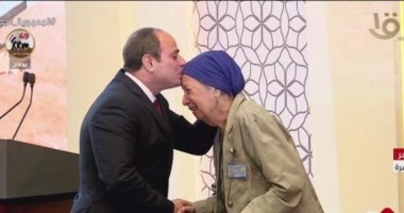 الرئيس السيسي يقبل رأس أهالي أبطال حرب أكتوبر
