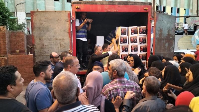 توزبع هدايا على المواطنين 