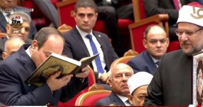 الرئيس عبد الفتاح السيسى يقبل المصحف الشريف
