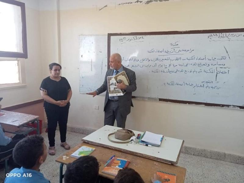  وكيل تعليم المنيا يشرح للتلاميذ داخل الفصل