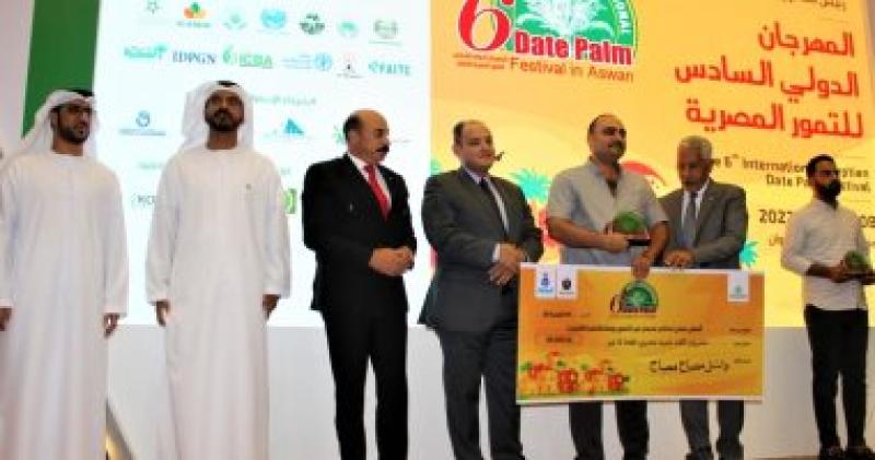 وزير التجارة والصناعة خلال مهرجان التمور