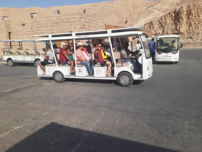  سيارات تعمل بالطاقة الشمسية بموقعي الدير البحري ووادي الملوك.
