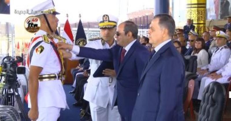 الرئيس السيسي يمنح أول الخريجين من كلية الشرطة نوط الامتياز