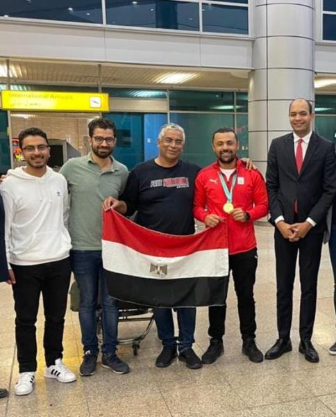 نجم الرماية عزمي محيلبة يصل إلي أرض الوطن