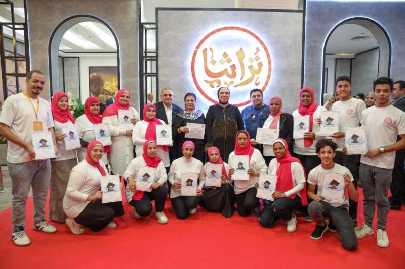 نفين جامع تكرم  أصحاب المشروعات من ذوى الهمم المشاركين في معرض تراثنا