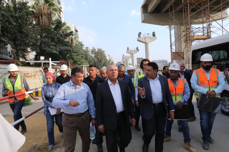 وزير النقل يتفقد مشروع مونوريل شرق النيل