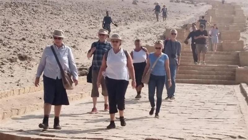 وفد سياحي ألماني وإنجليزي يزور منطقة بنى حسن الأثرية بالمنيا