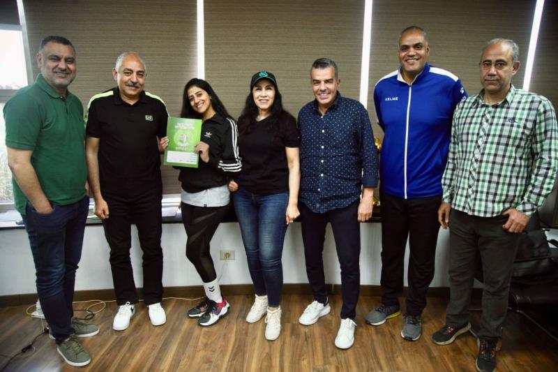 لاعبة الأهلى أثناء التوقيع 