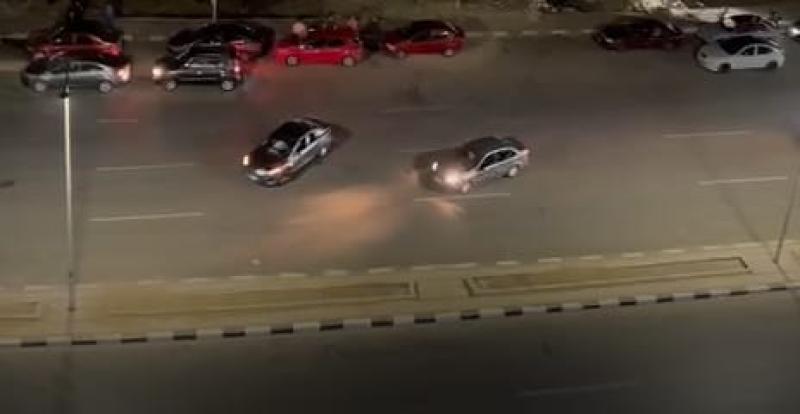 سيارات تستعرض حركات استعراضية