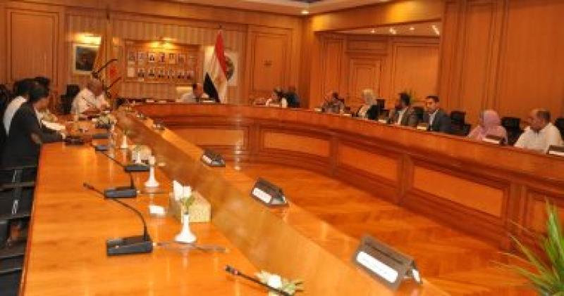 رئيس جامعة حلوان خلال الاجتماع