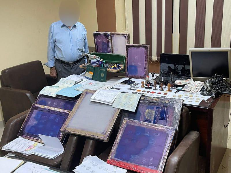 المتهم وأمامه المحررات الرسمية