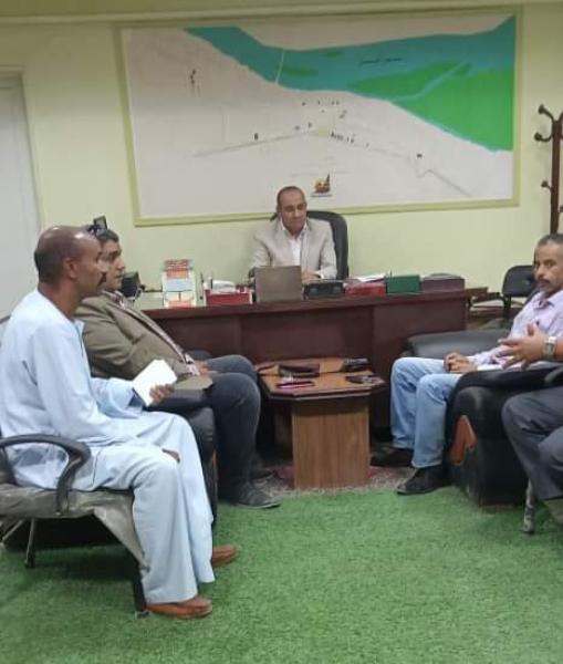 رئيس مدينة الواسطى يواصل اللقاء الأسبوعي لحل شكاوى المواطنين 
