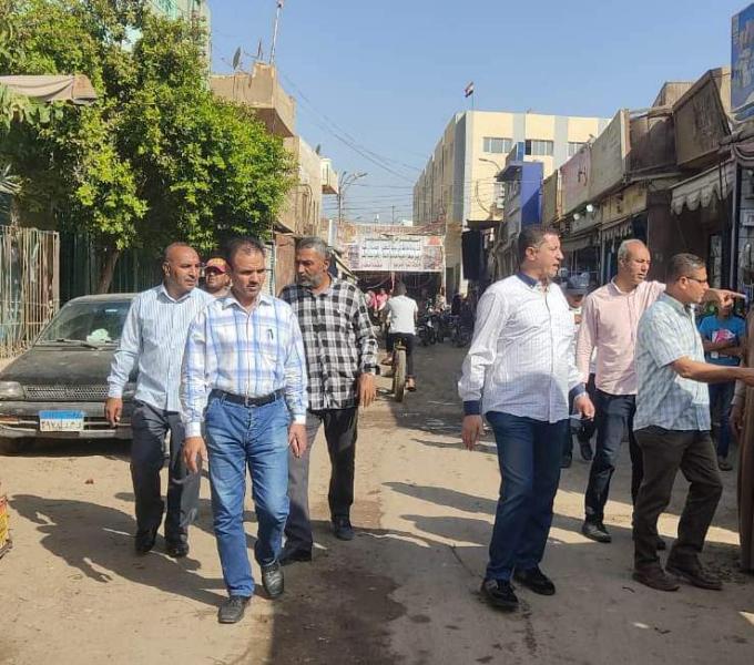 رئيس مدينة إهناسيا يشرف على الأعمال التمهيدية لإعادة رصف عدد من شوارع المدينة 