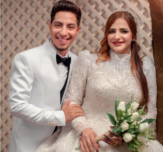 الصحفى محمد أبو سريع  وزجتة 