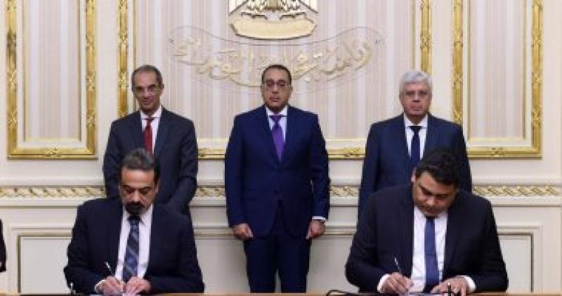 خلال التوقيع