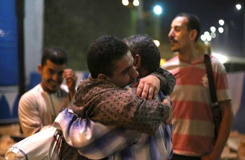طارق الخولي ينشر صور المفرج عنهم اليوم من المحبوسين احتياطيًا
