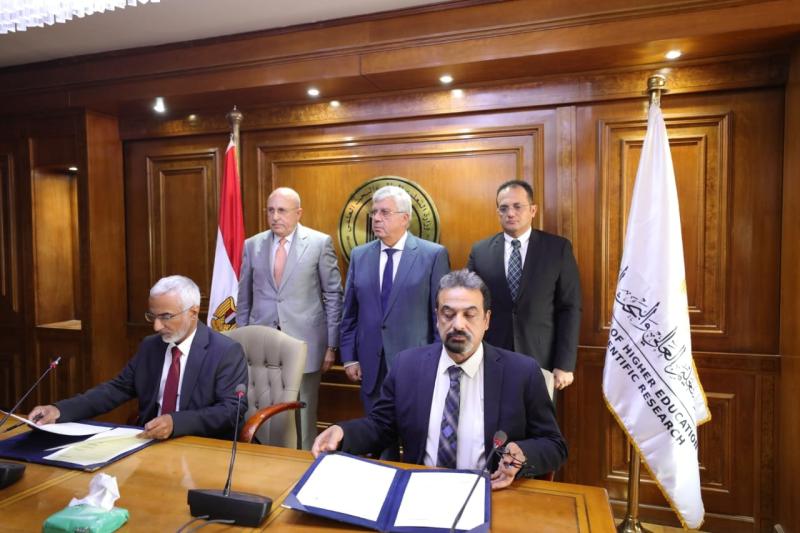 خلال التوقيع