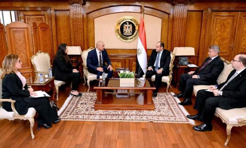 لقاء وزير الصناعة ومسئولى چنرال موتورز 